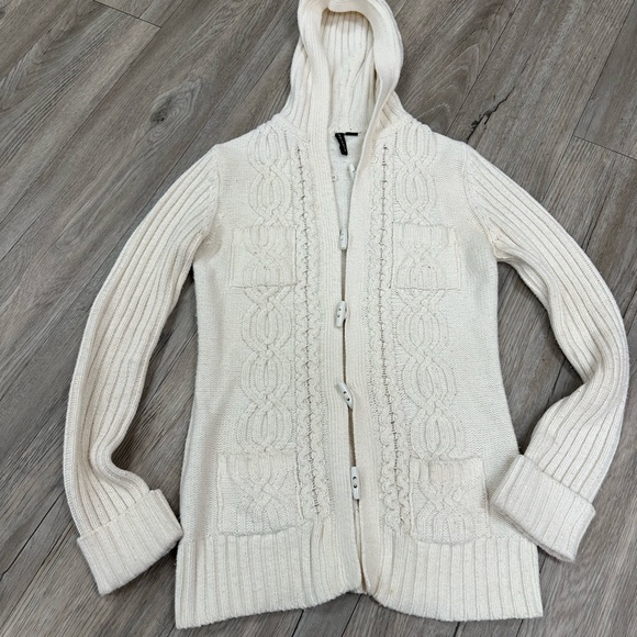 Size small Cardigan, very cute with the toggle buttons - Picture 1 of 9